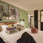 Hotel Madrigal